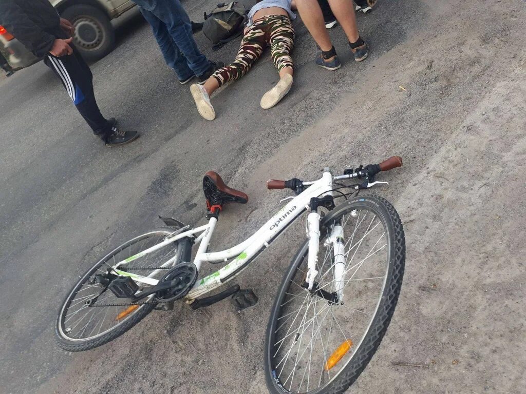 Велосипедист съезжает