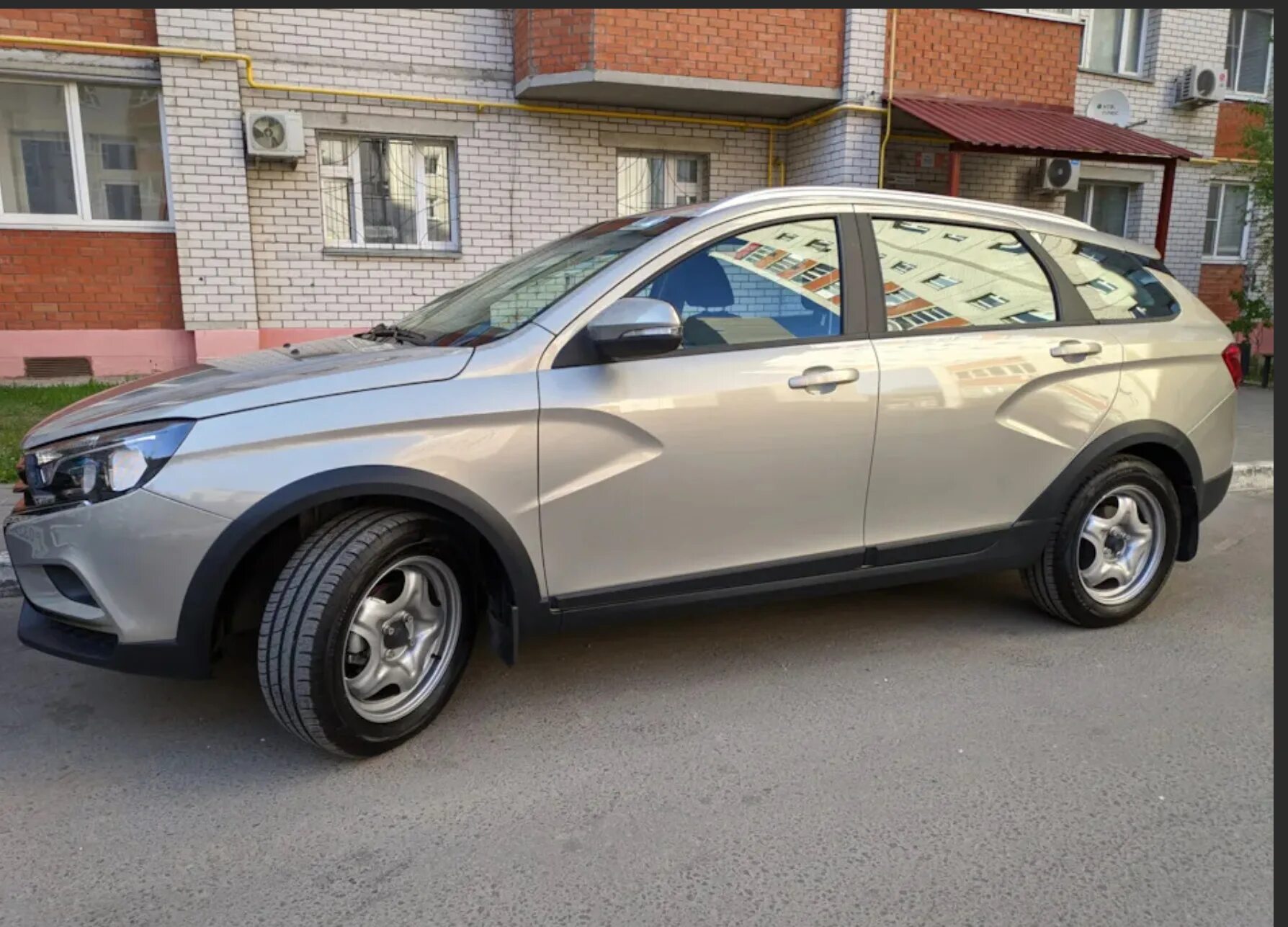 Lada Vesta SW Cross 1.8 бензиновый 2019 - Silver / Black Edition на DRIVE2