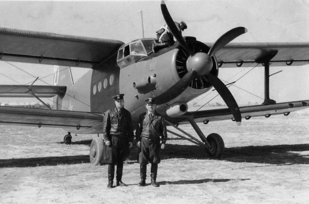 ан-2 кукурузник бурунов. самолет ан 2 желтый. кукурузник ан-2. ан-14а пчелка кабина. ан 1 самолет.