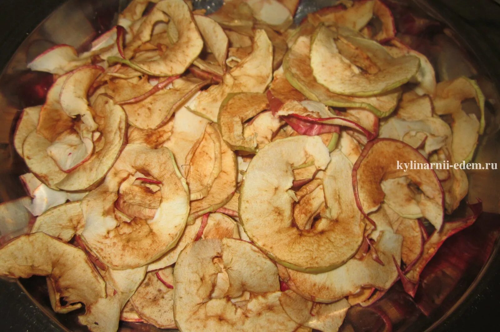 Сушим яблоки в духовке на противне. Яблоки сушеные в духовке. Сушить яблоки в духовке. Вяленые яблоки в духовке. Яблоки сушеные на печке.