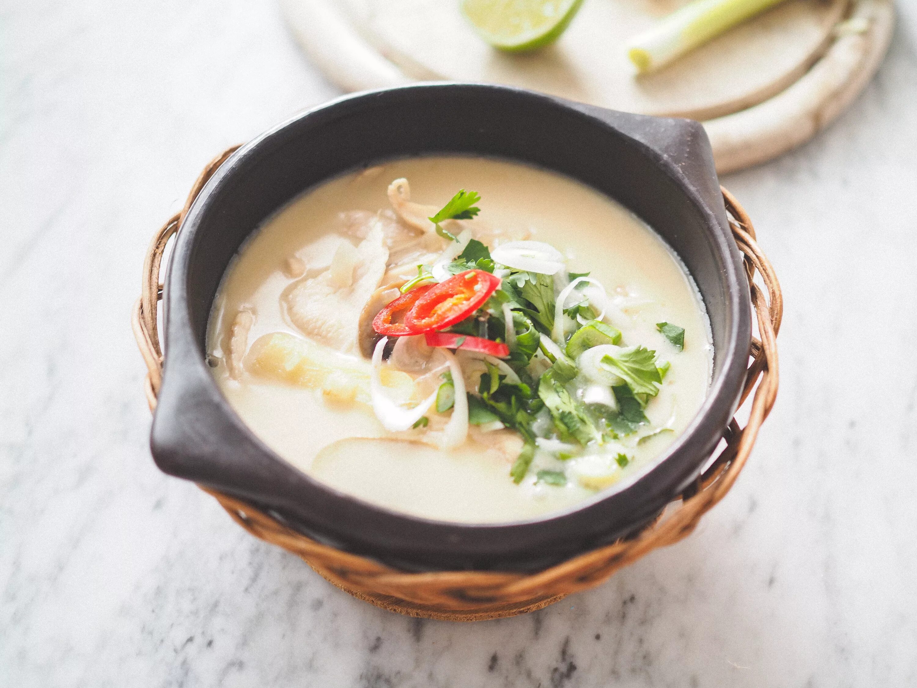 том кха кай с морепродуктами. том кха кай. том кха кунг. суп том ям кха. том кха с кокосовым молоком.