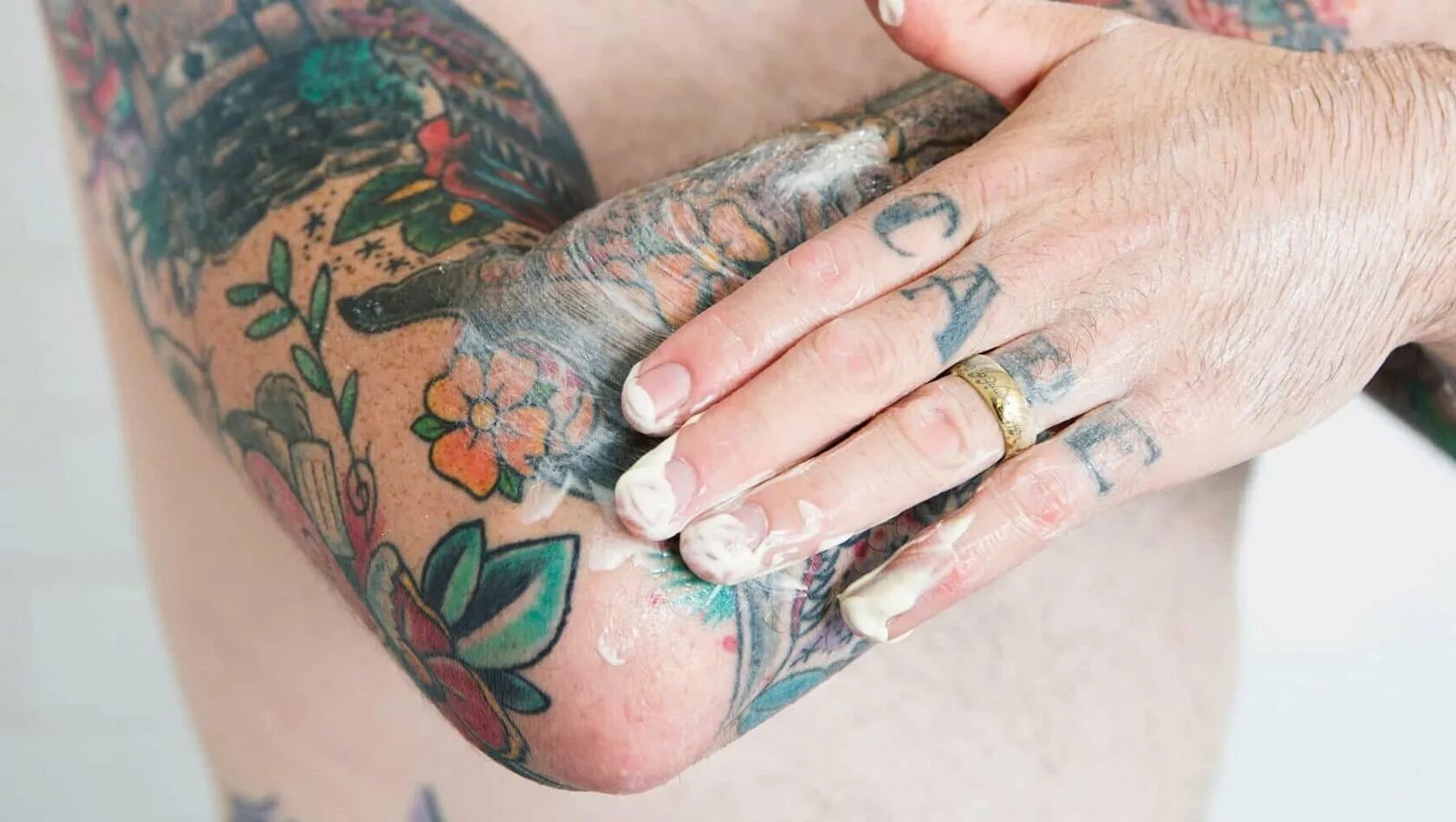 Сколько мазать тату после снятия. Татуированные руки.