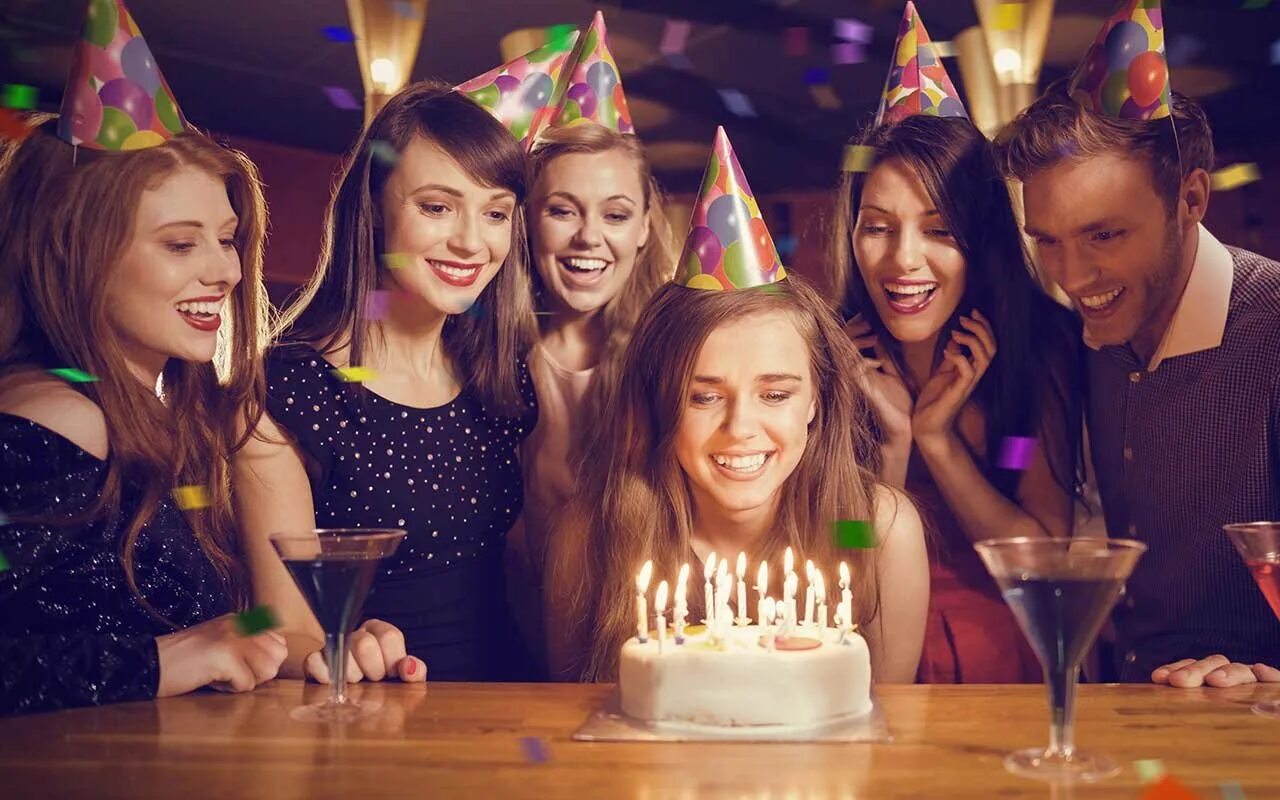 Красиво отметить день рождения. День рождения вечеринка. С праздником друзей. Девушка отмечает день рождения. Фотосессия на день рождения.