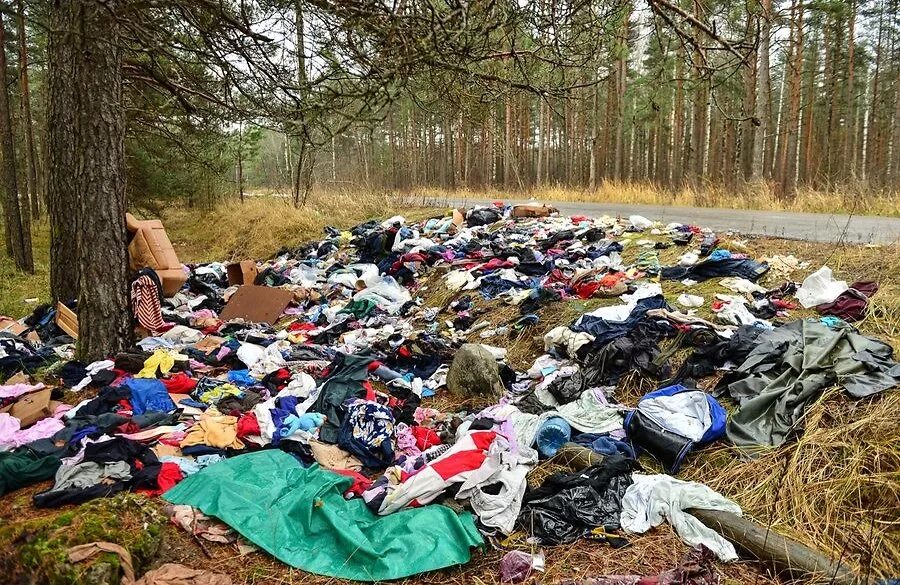 Где вещи на земле. Свалка одежды. Вещи на свалке. Вещи с помойки. Выброшенные вещи.