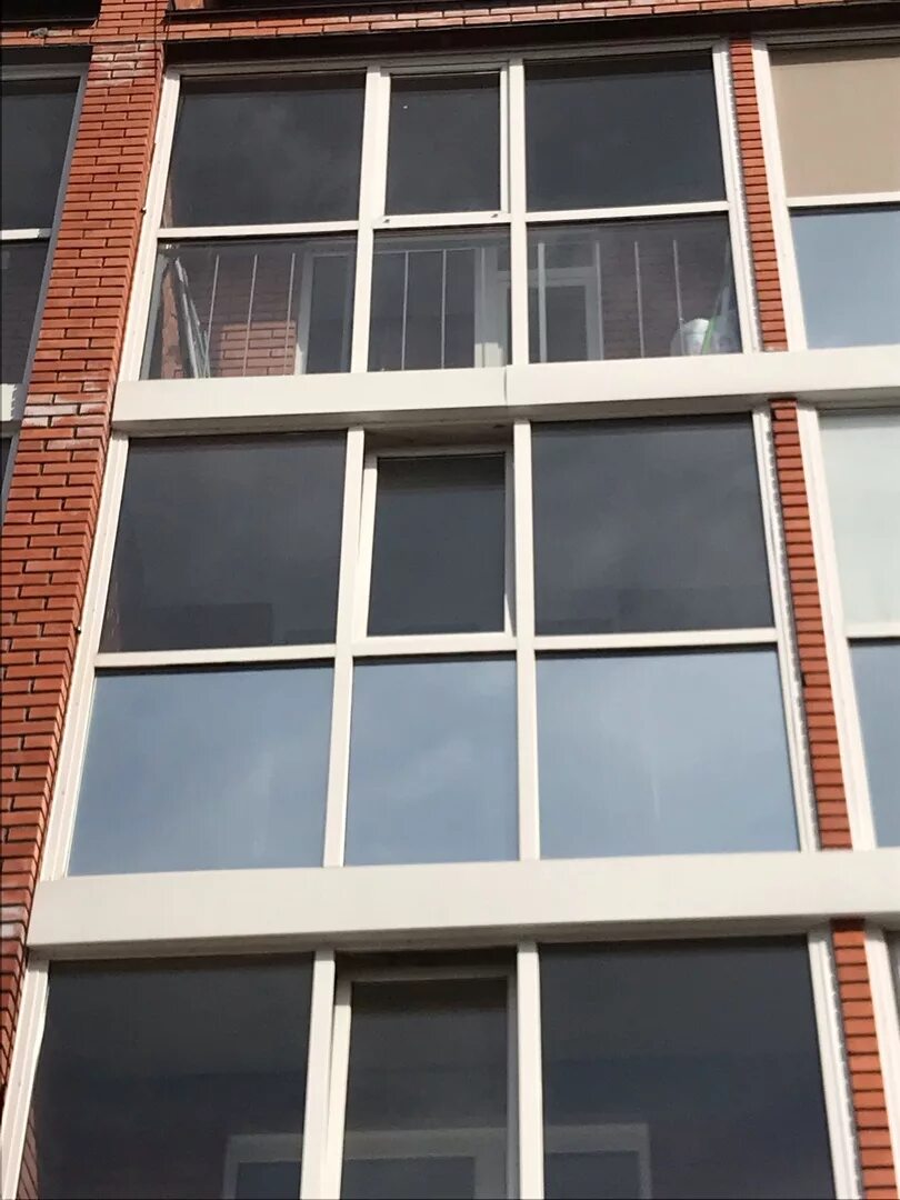 Тонированный балкон. Зеркальная тонировка балкона. Тонирование окон на балконе. Тонированные окна на балконе.