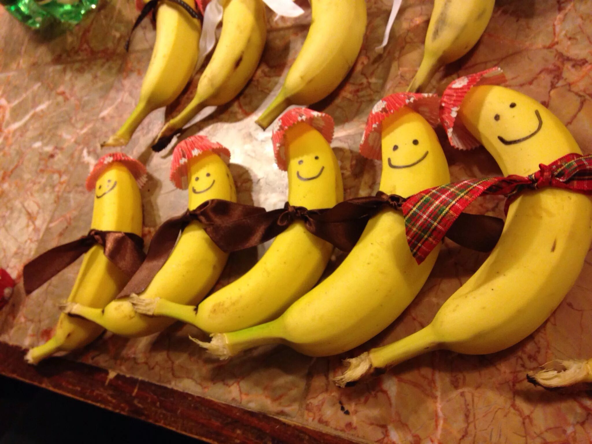 День банана картинки. Любитель бананов. Украшение банан. Банан оригинальный. Разрисованный банан.