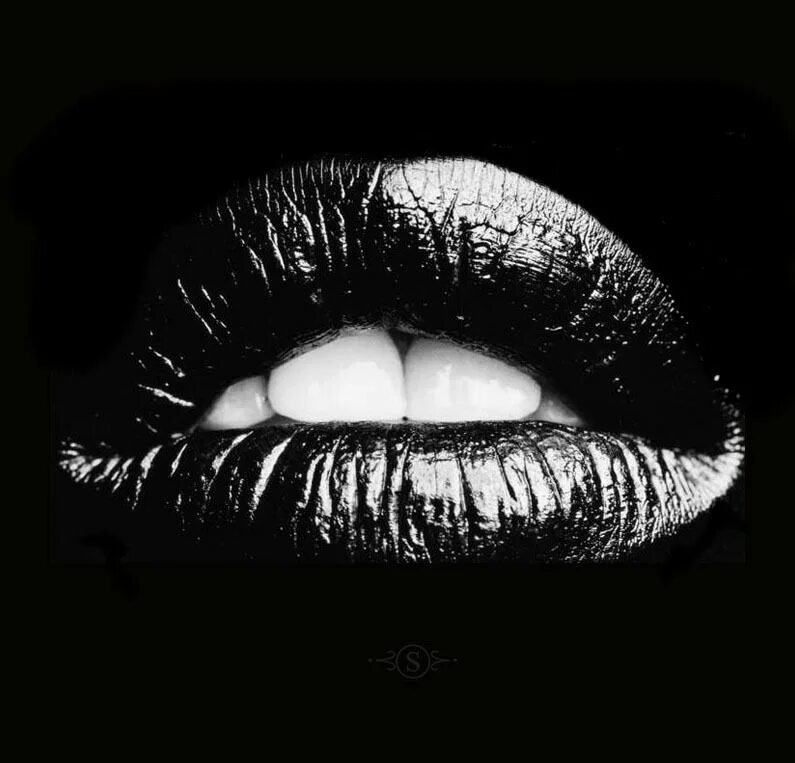 Черная губа песня. Женские губы. Черные губы. Фото губ. Губы на черном фоне.