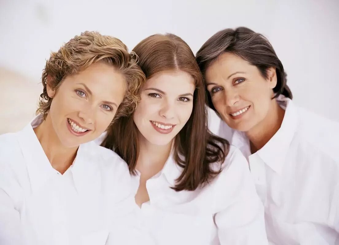 Счастливая женщина в возрасте. Несколько женщин. Красивые женщины бальзаковского возраста. Девушка смотрит на витрину магазина. Две женщины в возрасте.