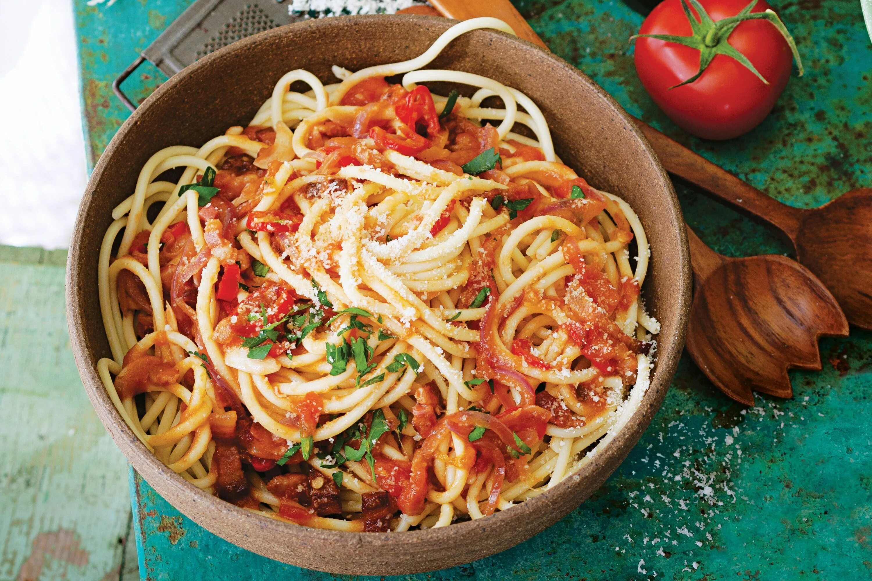 Спагетти аль карточчо. Италия еда спагетти итальянские. Итальянская кухня. Паста лингвини карбонара. Спагетти.