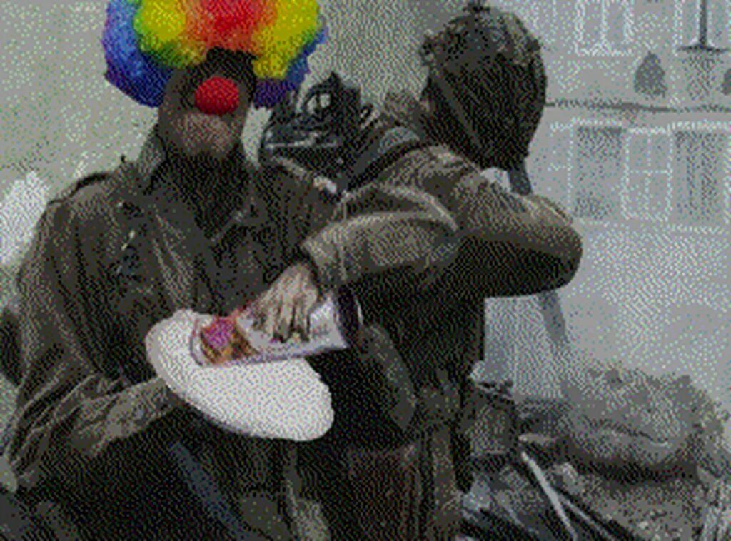 Военный клоун. Клоун на войне. Клоун солдат. Армия клоунов. Клоун армия