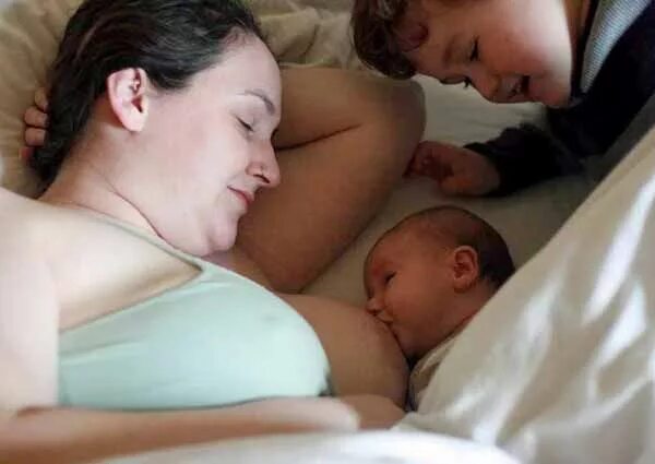 Real mom sleeps. Extraordinary Breastfeeding (2006). Красивая грудь спящей мамы. Breastfeeding дочка.