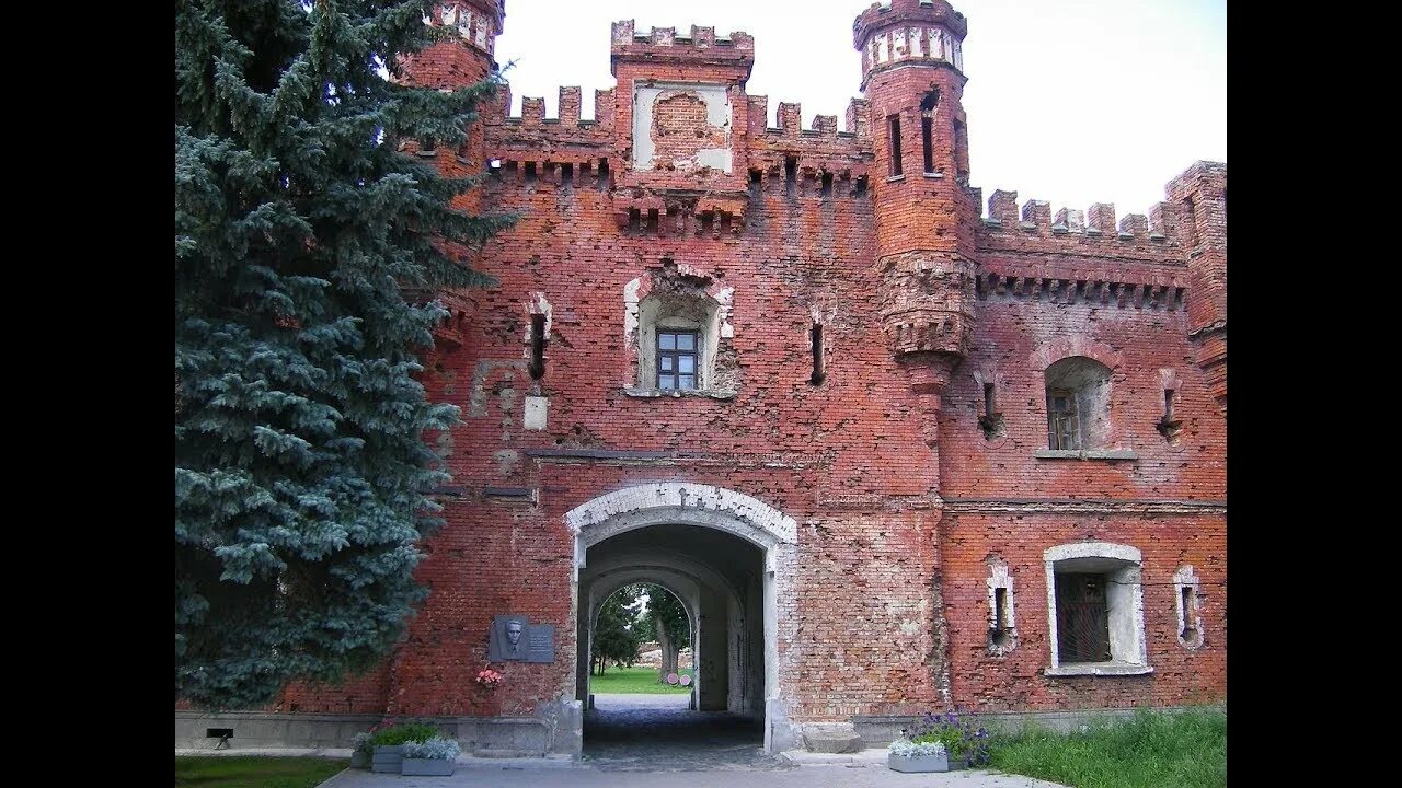 Брестская крепость расположена. Брестская крепость 1941. город герой брестская крепость. холмские ворота брестской крепости. крепость герой брест.