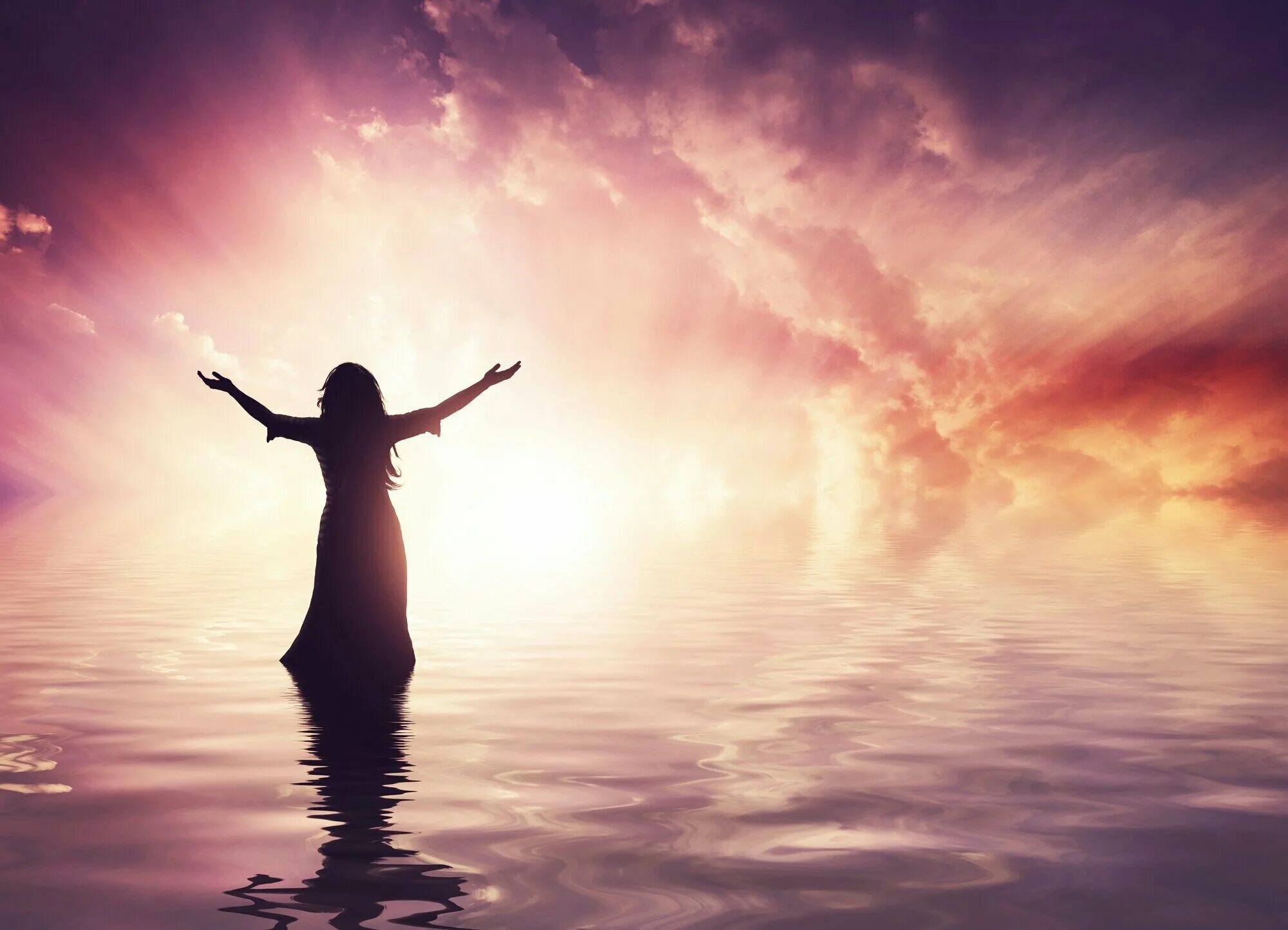 Рука бога. Руки протянутые к небу. Небо на ладони. Мольба богу. Благодарность творцу.