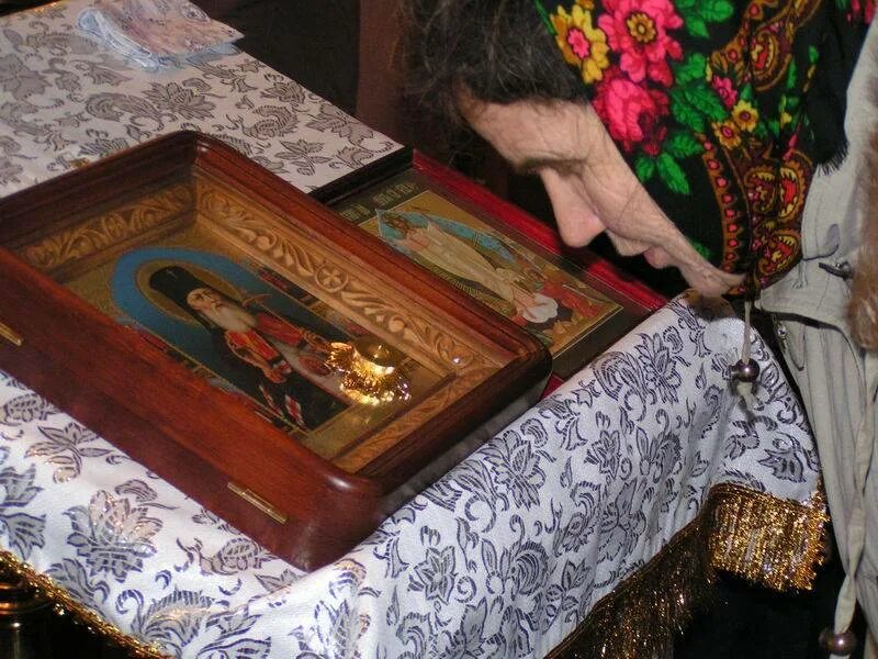 Как получают мощи. Мощи спиридона тримифунтского. мощи в иконе. о почитании святых мощей. икона с частицей мощей.