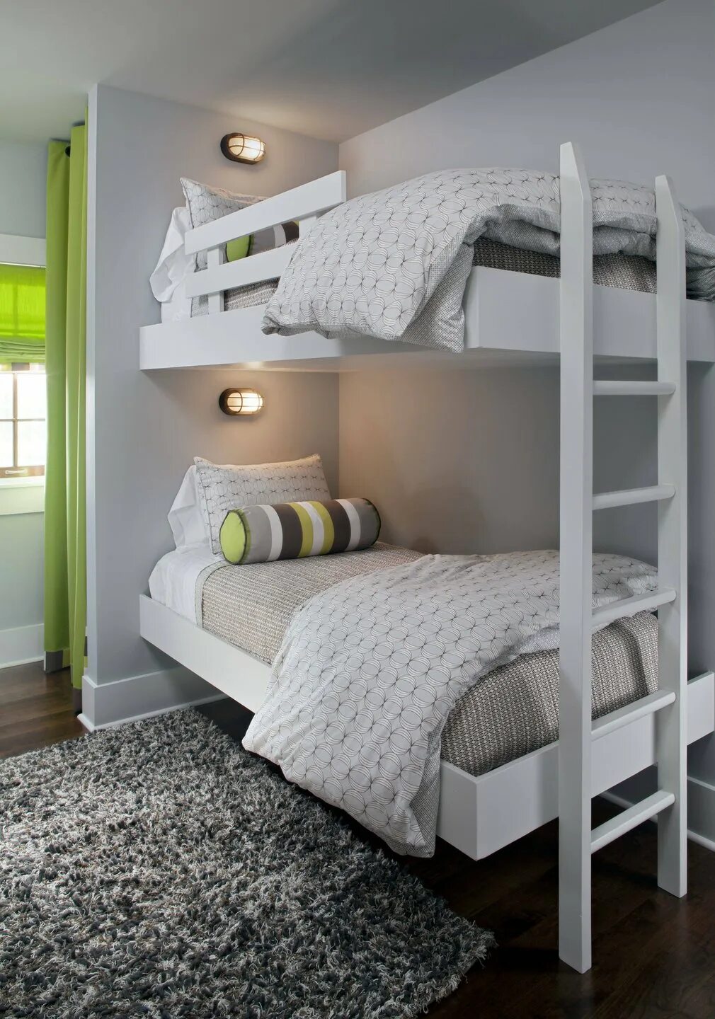 Двухэтажный спальный. Двухэтажная кровать. Двухэтажная кровать для детей. Комната с двух этожной равтью. Комната с двухъярусной кроватью.