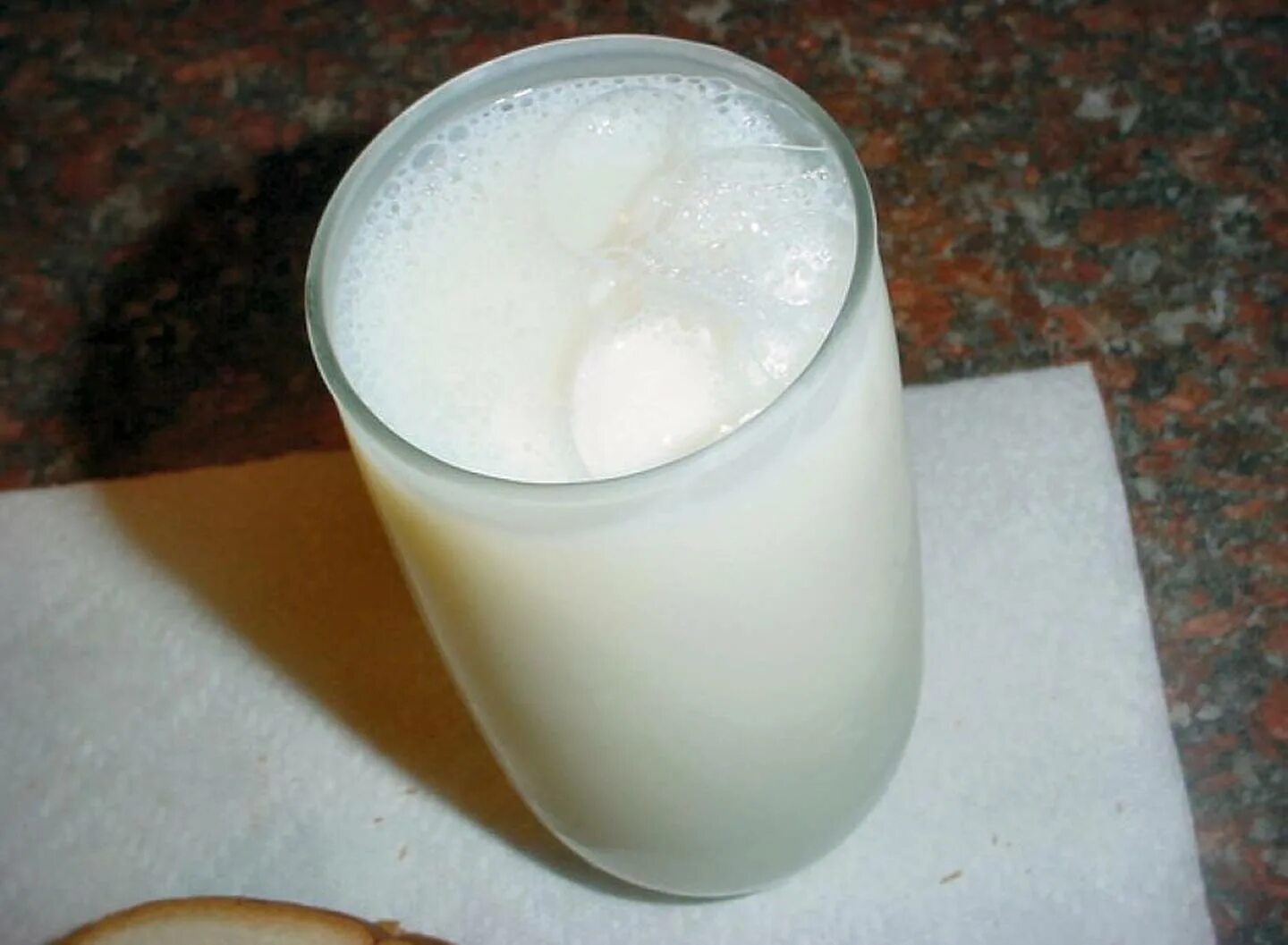 Молоко домашнее. Скисшее молоко в стакане. Кислое молоко. Испорченный кефир. Невкусное молоко