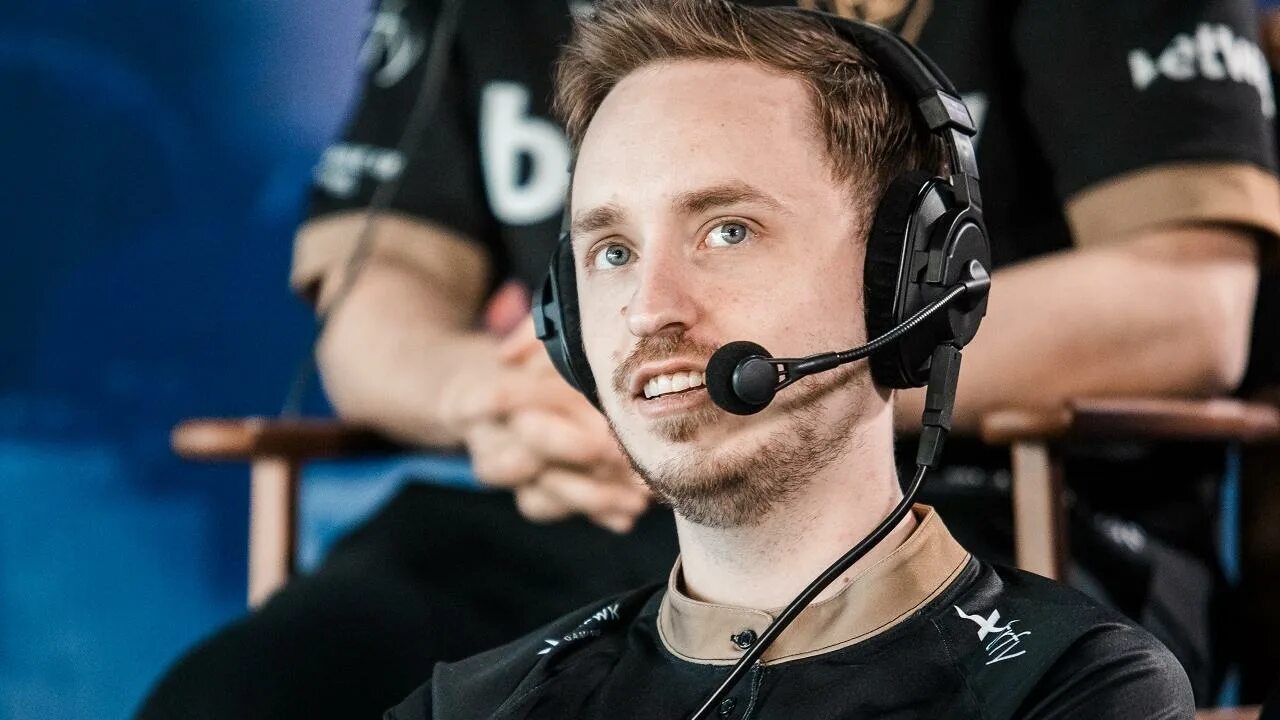 Get right away. Кристофер алесунд. get right. игрока get_right. nip get_right.