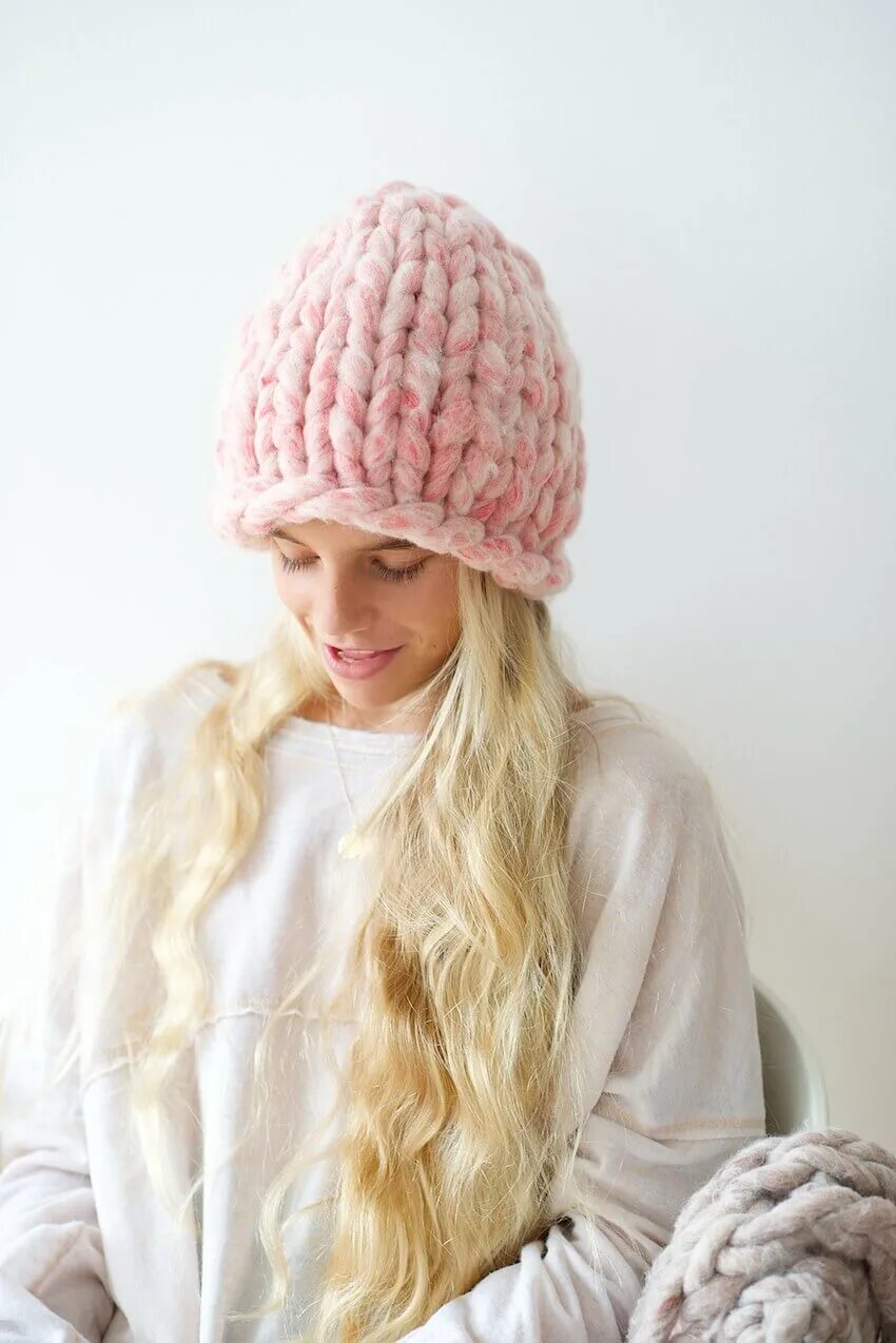 Объемные шапки крупной вязки. Шапка бини из толстой пряжи спицами. Объемная шапка. Шапка из объемной пряжи спицами. Шапка из объемной пряжи спицами.