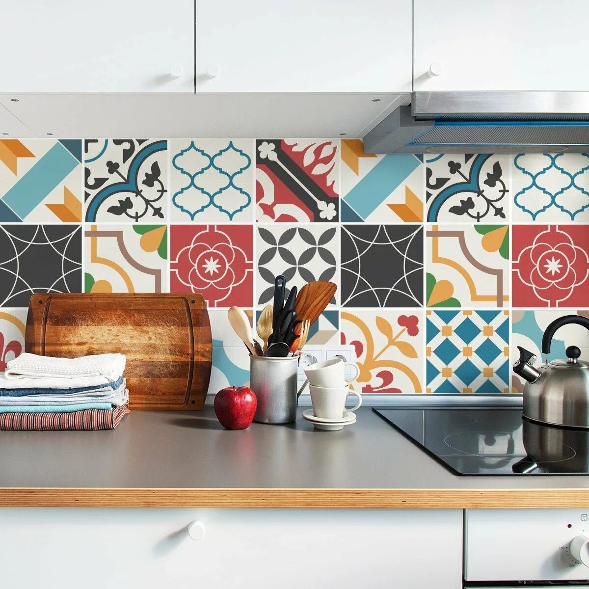 Как обновить фартук на кухне. Покраска старого кафеля на кухне. Стеклянные плиты на кухню. Крашеная плитка на кухне. Перекрасить плитку на кухне на фартуке.