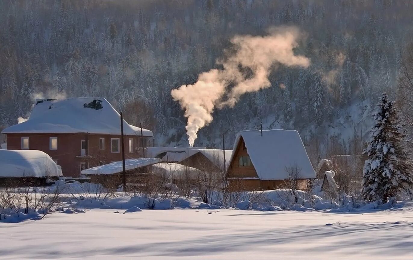 Деревня зимой. Деревенский домик зимой. Дом в деревне зимой. Дым из трубы домика. Дымка снега