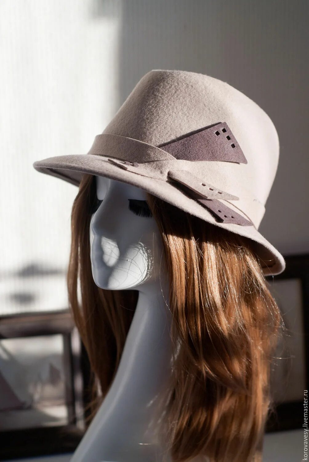 Фетровая шляпа москва. Винтажная фетровая шляпа. Шляпа бежевая женская. Украсить простую шляпу. Винтажные бежевые шляпки.