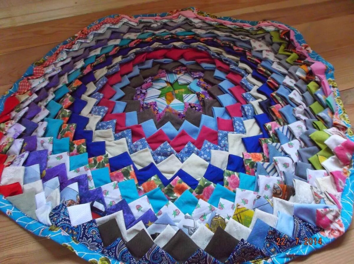 коврик из лоскутков ткани. лоскутные коврики и одеяла. лоскутное шитьё клювиками. пэчворк коврики из лоскутков. коврик из лоскутков.