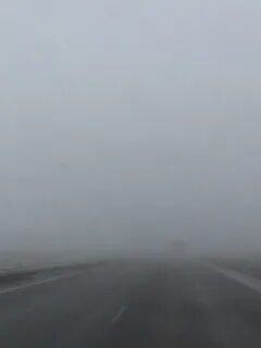 Поднимается с поверхности поднимается утром густой туман