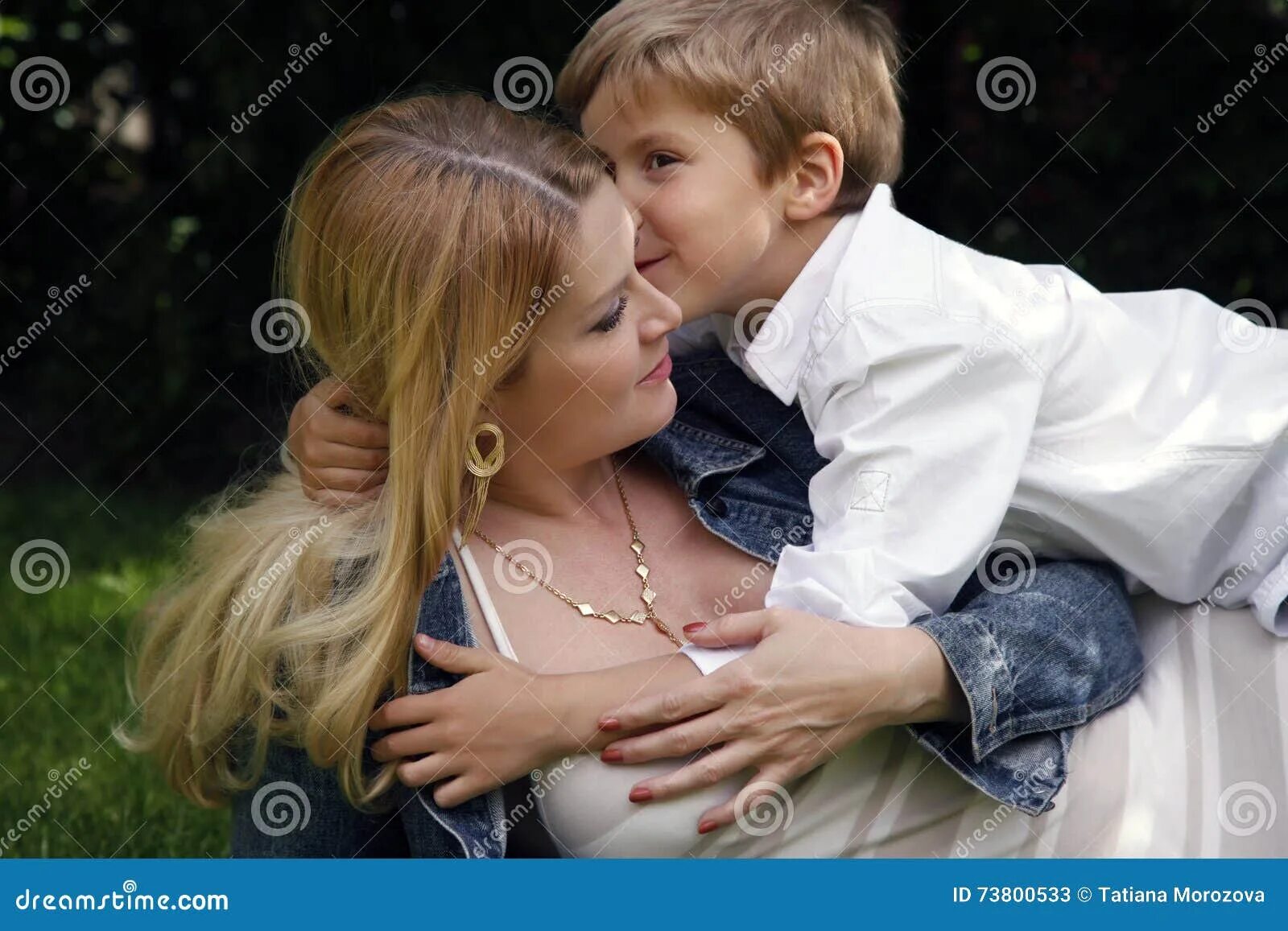 С мамой сын с друзьями рассказы. Парень и его мама. Парень с мамой. Фотосессия мама с двумя сыночками. Мать друга.