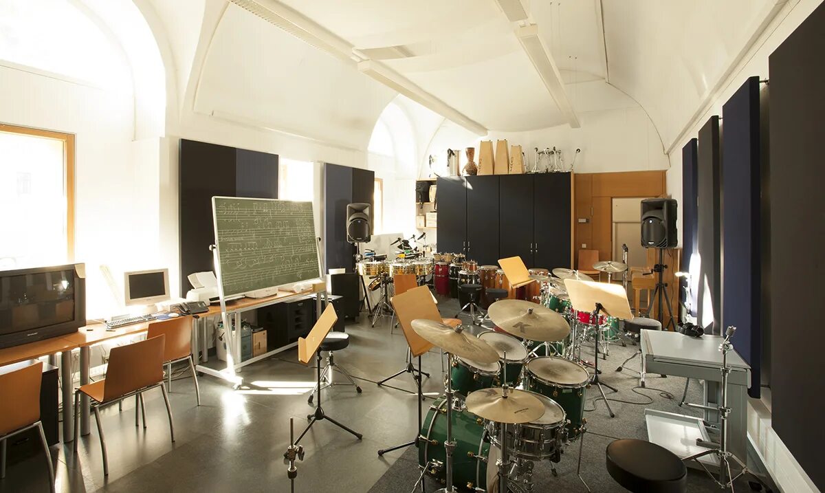 Офис universal music. Music university. Музыкальный вуз. Музыкальный университет. Королевская музыкальная академия лондон.