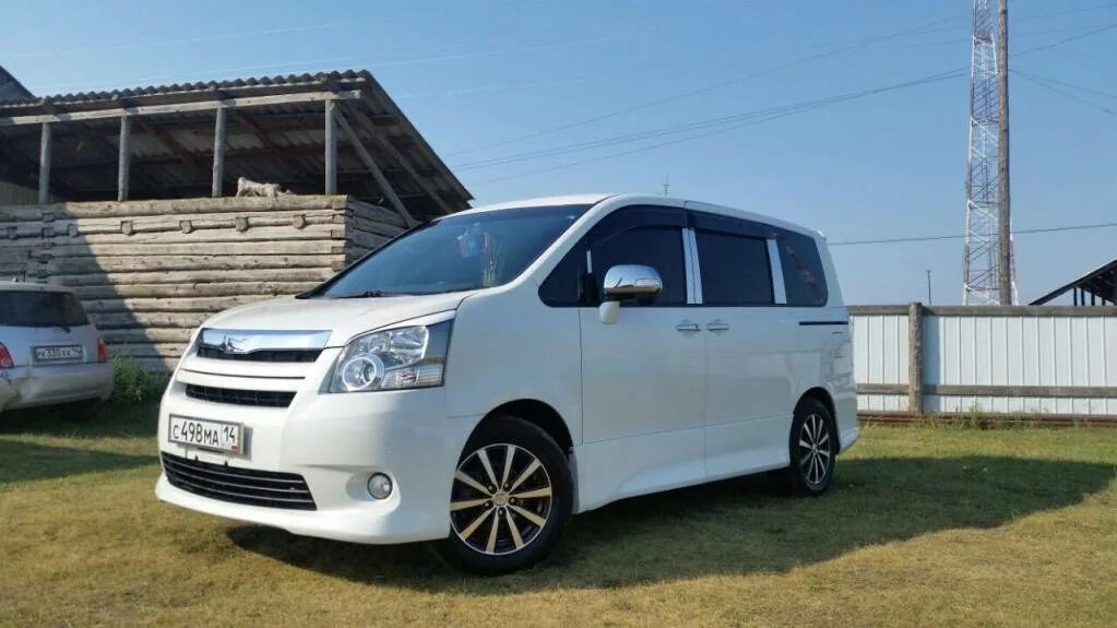 Тойота ноах на литье. Toyota noah в обвесах. Toyota noah 70 литье 18. Toyota noah r70 белый фон. Toyota noah в обвесах.