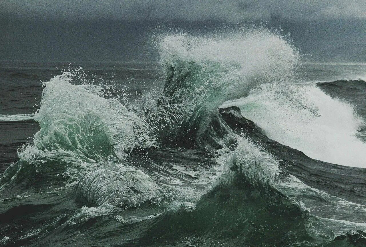 В океане есть волны. Берингово море шторм. Атлантический океан шторм. Сгонно-нагонные волны. Бушующее море.