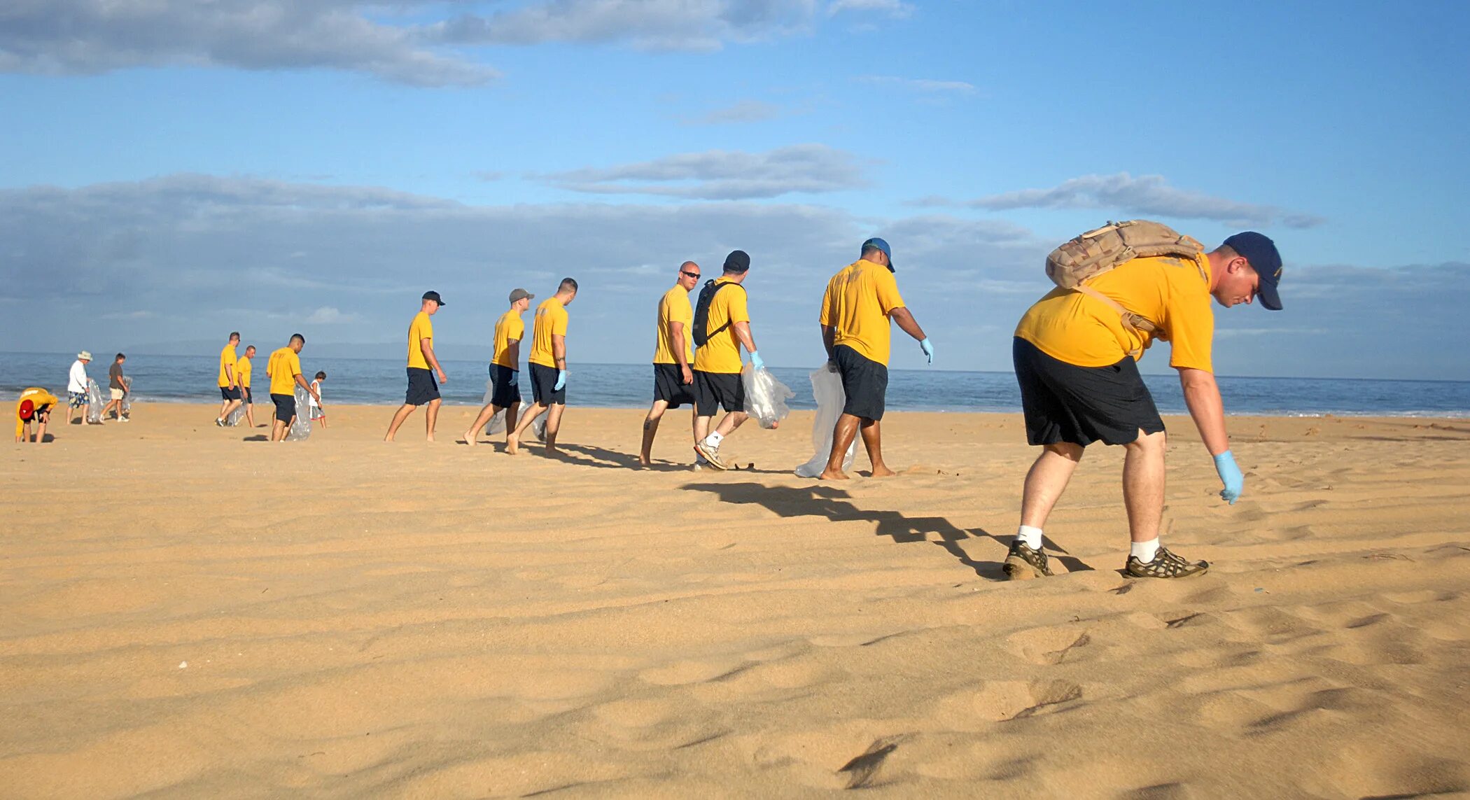 Beach clean. Уборка пляжа. Оборку к пледу. Очищение пляжа. Уборка пляжа от мусора.