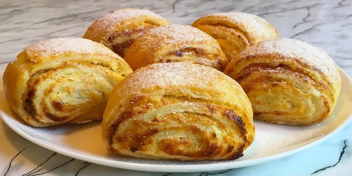 Слойка с творогом. Булочка улитка с изюмом. Французская выпечка. Слоеное тесто изюмом рецепт. Слойка с творогом и изюмом.