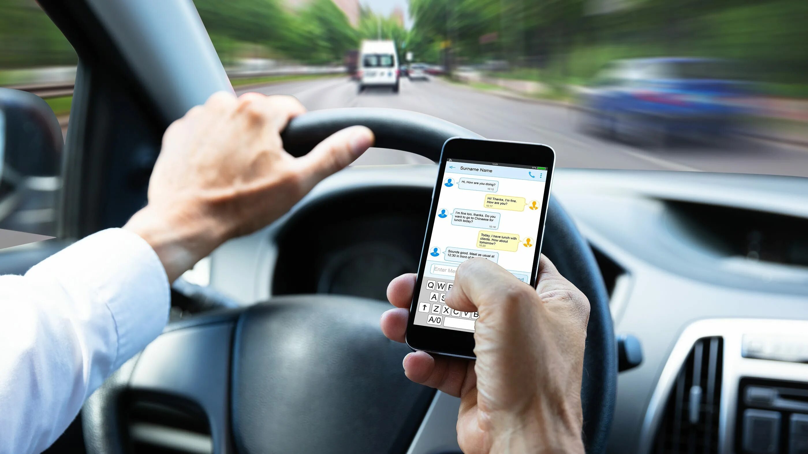 Разрешается водителю пользоваться телефоном во время движения. Мобильный за рулем. Смс за рулем. Водитель с телефоном. Мобильный телефон в машине.
