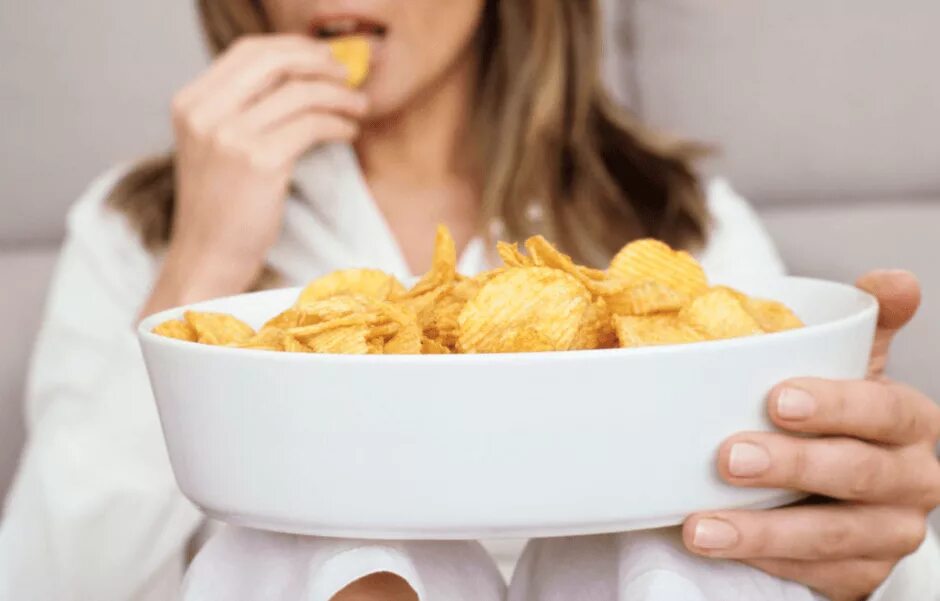 Девочка ест чипсы видео. Чипсы для детей. Девушка счастливо ест чипсы. Школьник с чипсами. Девушка ест на голубом фоне.