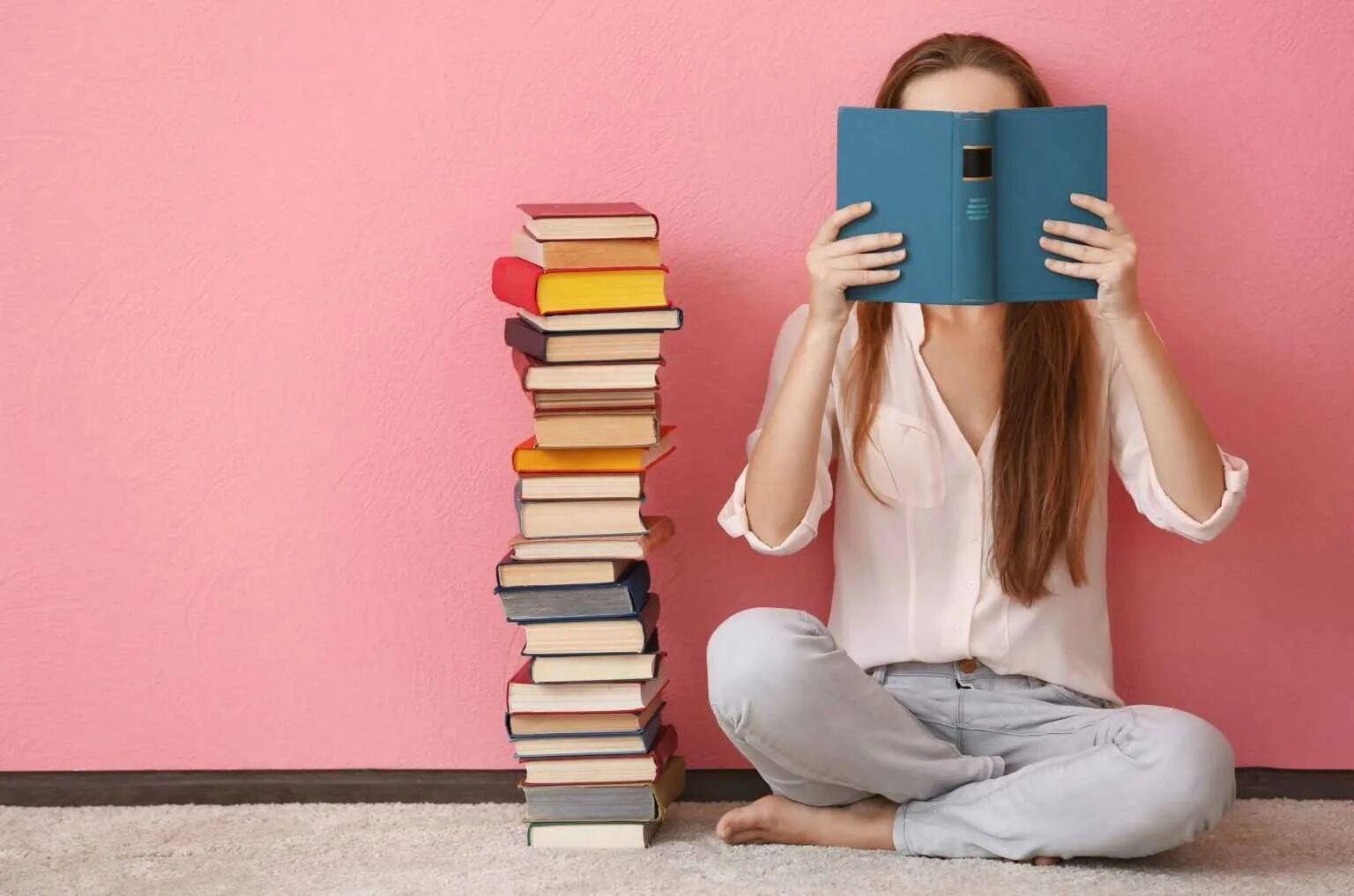 Девушка с книгой. Чтение книг. Девушка с книжкой. Интересные книги. She a lot of books