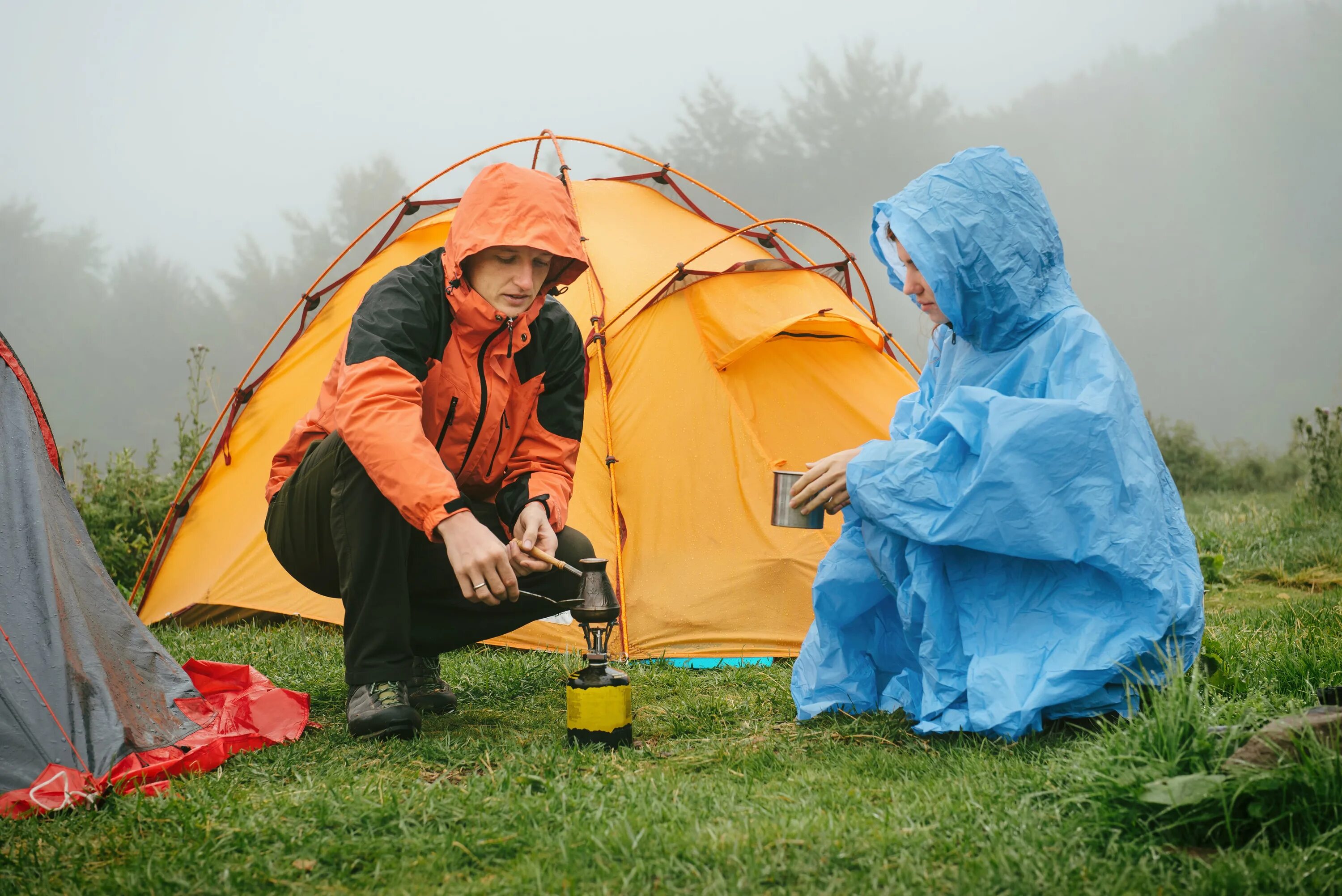 Кемпинг в дождь. And rain camp. And rain camp. Кемпинг соло палатка. Палатка лес дождь.