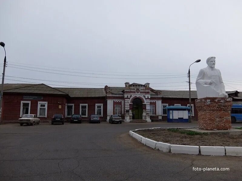 Город Энгельс вокзал. Памятник Калинину Энгельс. Вокзал Покровск Энгельс.