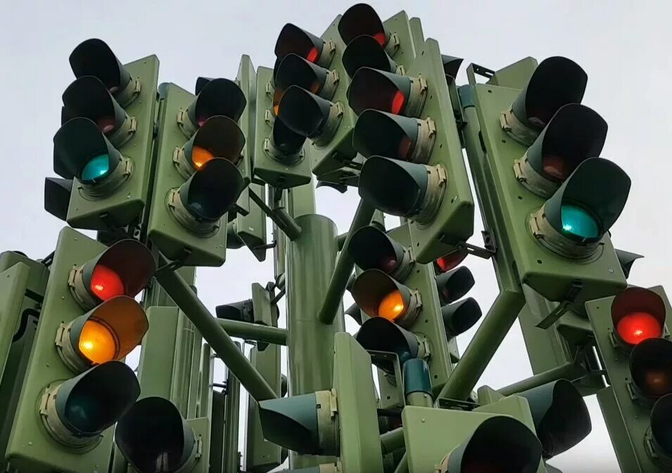 Светофор в Берлине с 13 сигналами. Сфотофоры. Необычные светофоры. Много светофоров. Светофорный воин