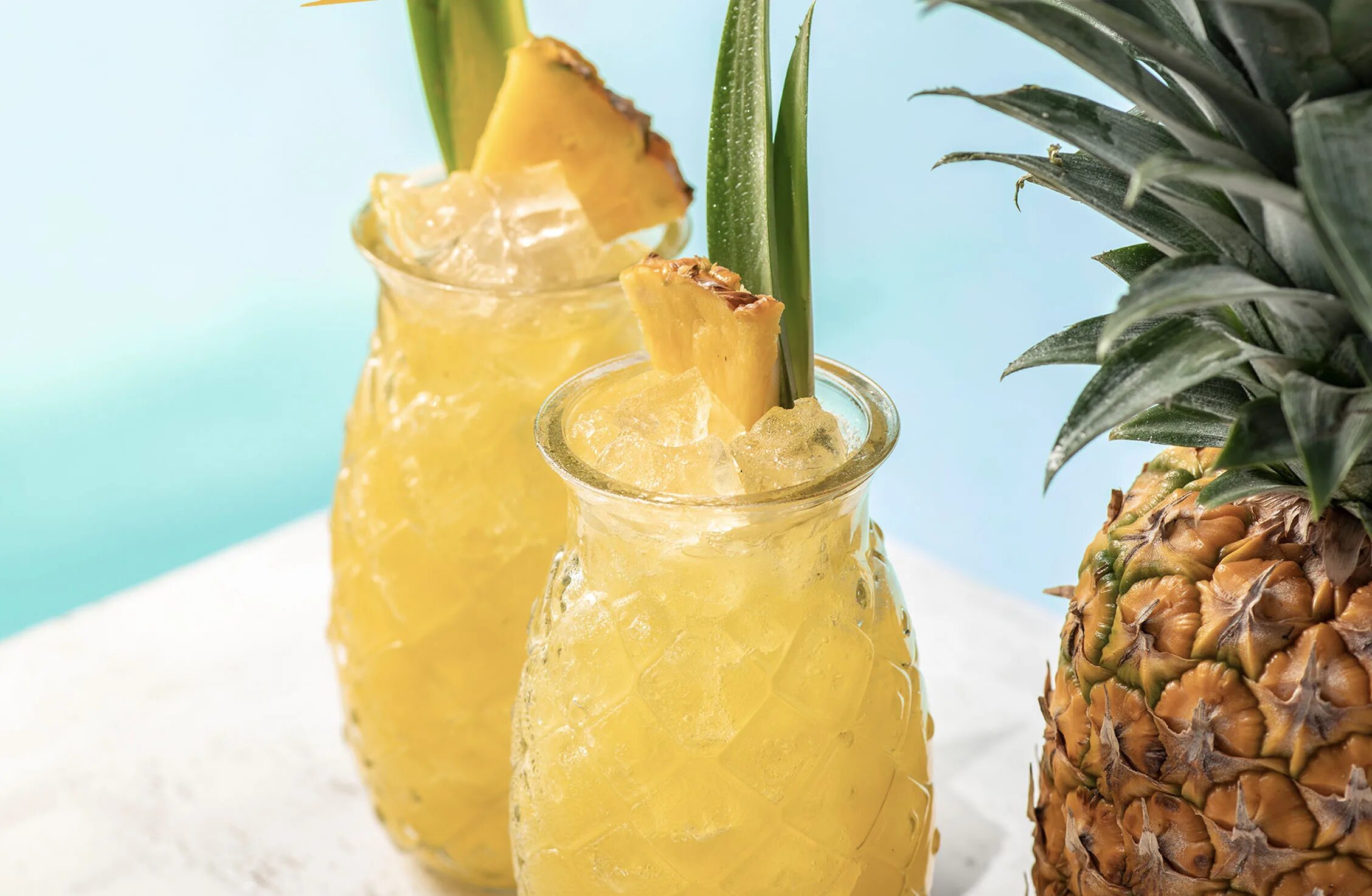 Для чего мужчины пьют ананасовый. Malibu Pineapple. Сок ананас. Пина Колада в ананасе. Tropic Heat ананас.