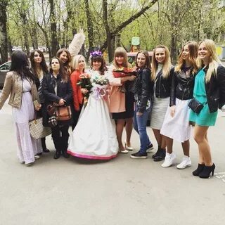 Аня вышла из школы