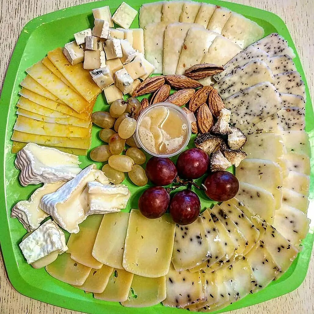 Как красиво нарезать сырную тарелку