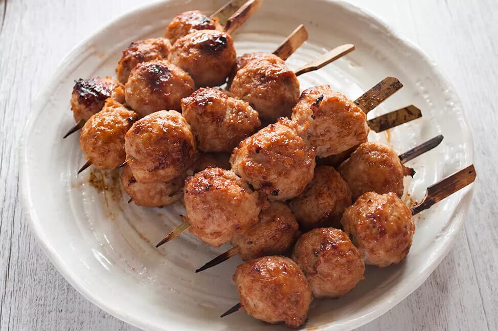 Куриные фрикадельки. Фрикадельки на шпажках. котлеты на шпажках. мясные шарики на шпажках. котлеты на шпажках в духовке.