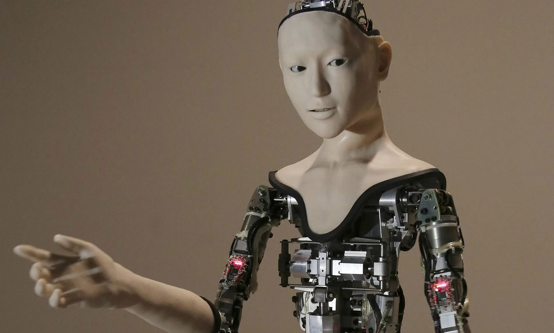 Robot dreams 2023. Робот человек. Искусственный интеллект в быту. Маленький робот человек. Искусственный интеллект картинки.