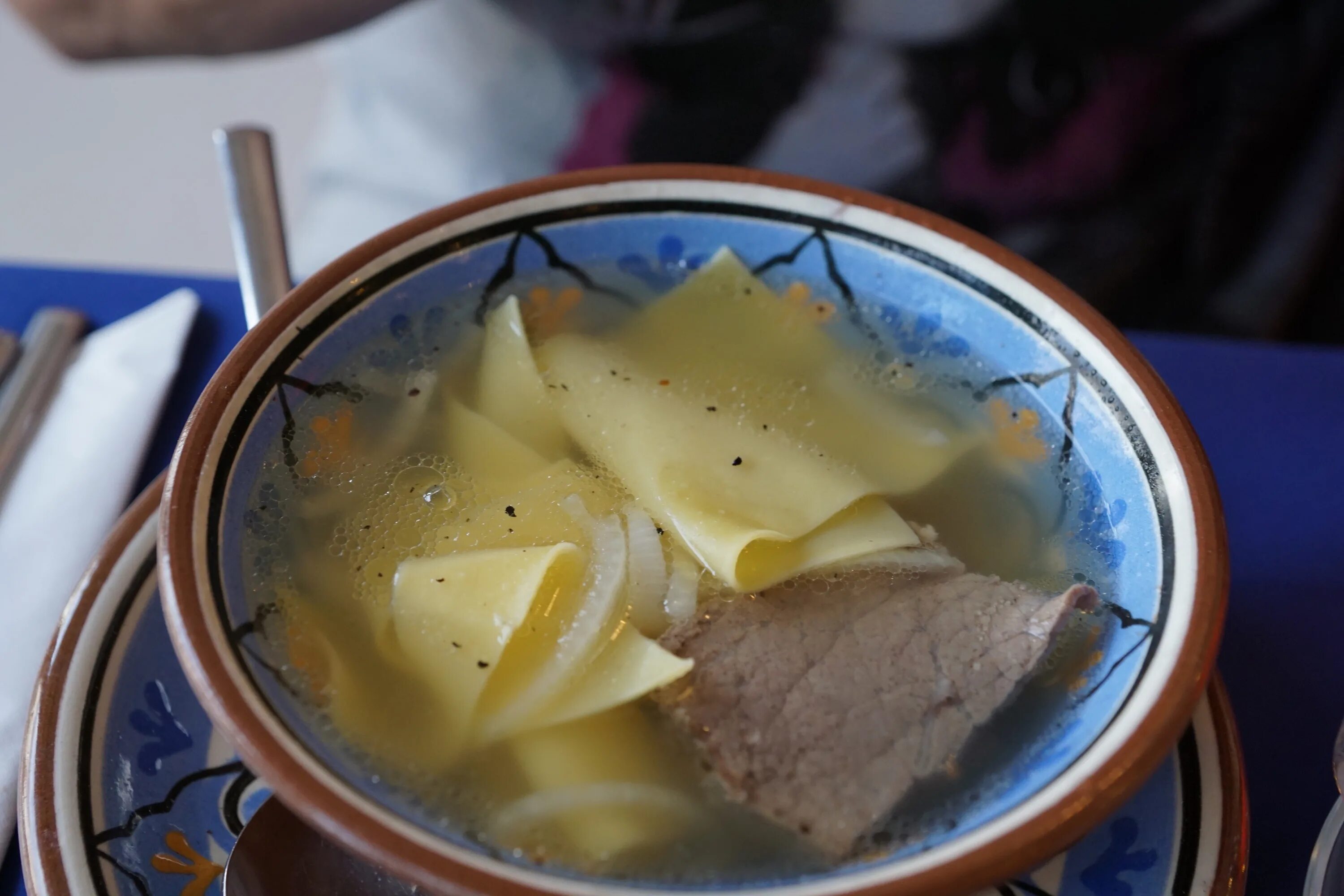 Мясо и кусочки теста. Казахский бульон сорпа. Казахский суп с тестом. Суп с кусочками теста. Суп с тестом квадратиками.