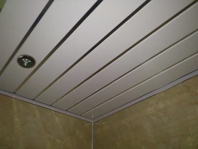 Как сделать потолок в ванной из панелей. Пластиковые панели для потолка. Потолок из пластиковых панелей. Обшивка потолка пластиковыми панелями в ванной. Пластиковый потолок в ванной.