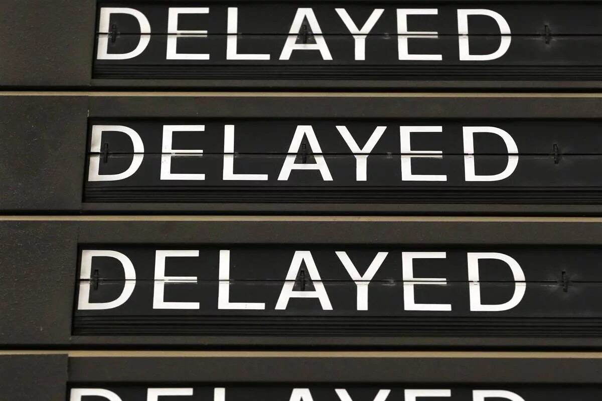 Was delayed перевод. Flight delay табло. Delayed flight картинки. Табло delayed. Was delayed перевод.