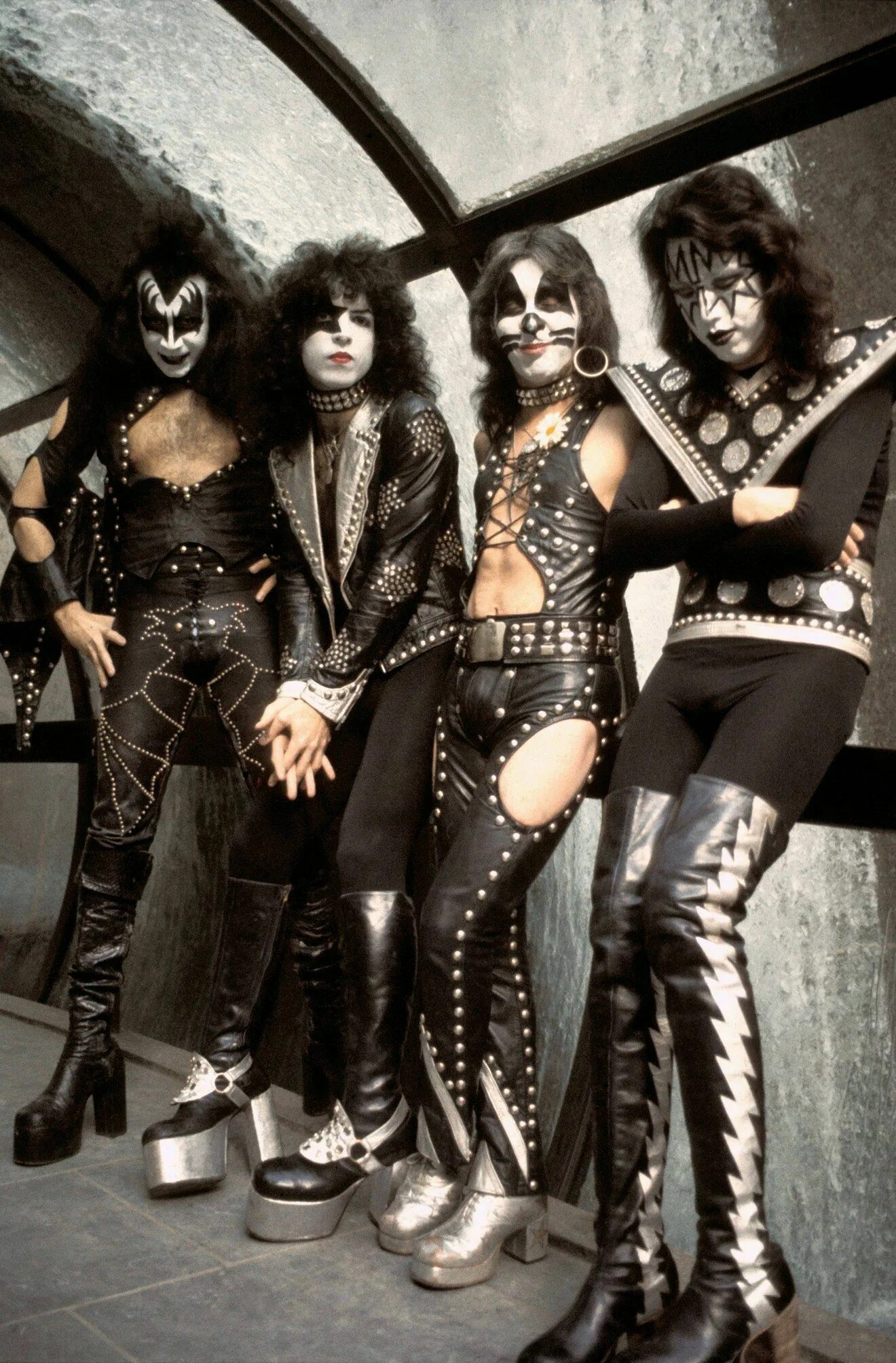 Группа Kiss. Группа Kiss 1973. Элис Купер группа Кисс. Группа Кисс в молодости.