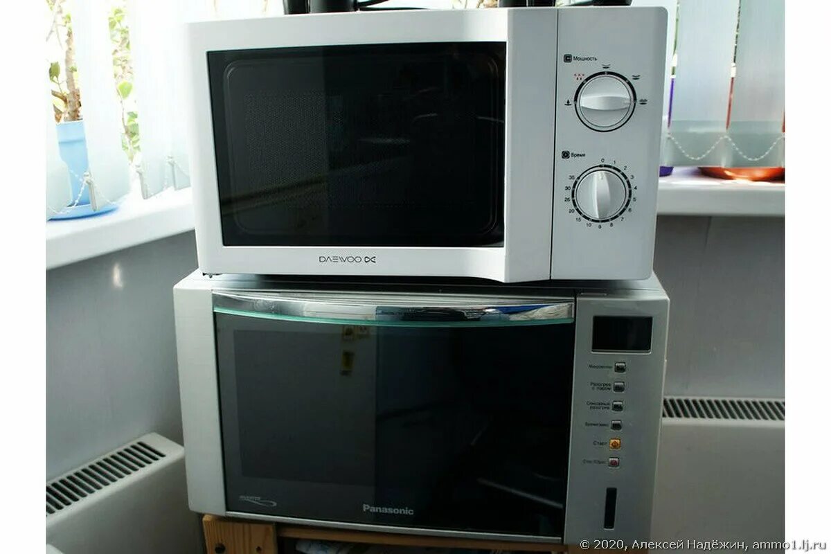 Микроволновка Vitek VT-1680. Микроволновка с телевизором. Микроволновку на холодильник. Микроволновая печь наверху. Можно ли ставить микроволновку на холодильник сверху