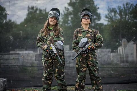 Дети играют в страйкбол